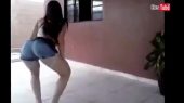 Novinha safadinha dançando funk